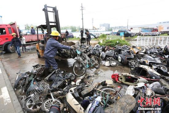 资料图：4月21日，上海市公安局在上海一违法车辆停车场内举行集中销毁行动。中新社记者 张亨伟 摄