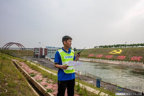 5月16日，郭晓冬检查渠道汛期应急响应相关工作准备情况（图片来源：tuku.qianlong.com）。千龙网记者 宋鹏飞摄