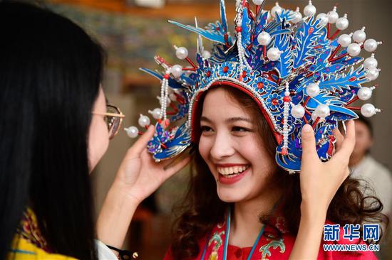 2018年5月3日，在中国石油大学（华东）大学生活动中心，哈萨克斯坦留学生珍珠和京剧爱好者一起体验国粹文化。新华社记者 郭绪雷 摄