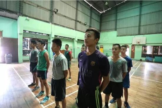 公牛俱乐部的廓尔喀少年们。