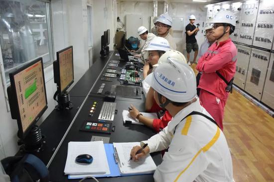 “天鲲号”集控室工作人员在调试设备（6月7日摄）。