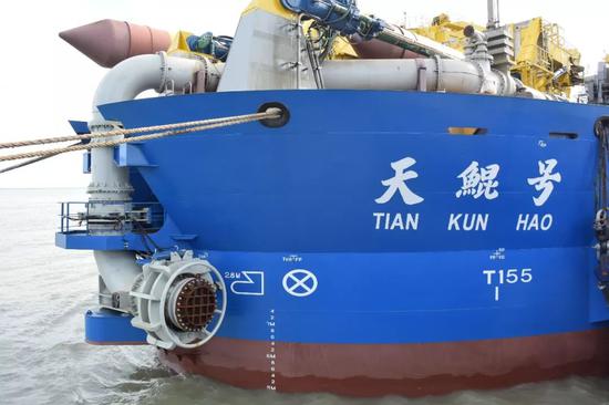 “天鲲号”停泊在江苏启东的船厂码头（6月7日）。