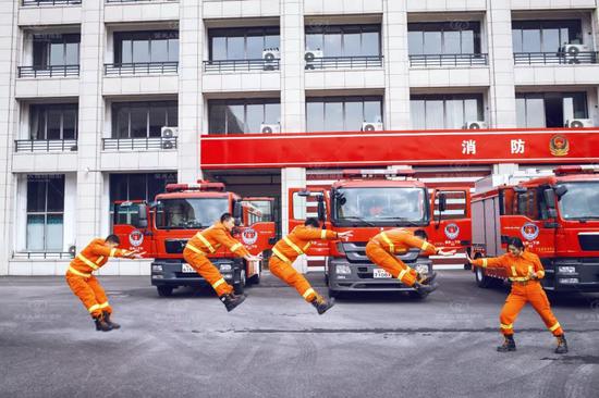 这部宫廷大戏火了网友 奥斯卡欠他们一个小金人 消防 宣传片 消防员 新浪新闻