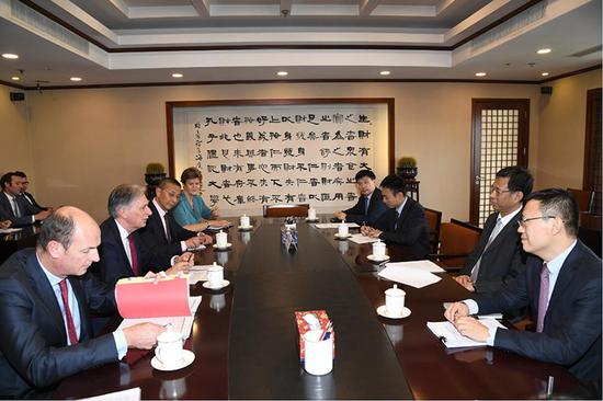 27日，财政部刘昆部长在部内会见了英国财政大臣哈蒙德。（图源：财政部）