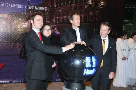 德国人、汉堡驻上海联络处首席代表安克（左一）在上海主持推出新年集市活动。图片由汉堡驻上海联络处提供