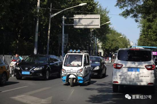 ▲6月28日，永定门东街，行驶在主路上的电动车。 新京报记者 王飞 摄