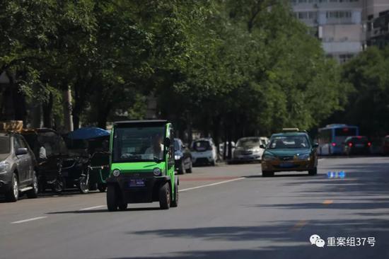 ▲6月28日，马家堡路上行驶在主路上的电动车。 新京报记者 王飞 摄
