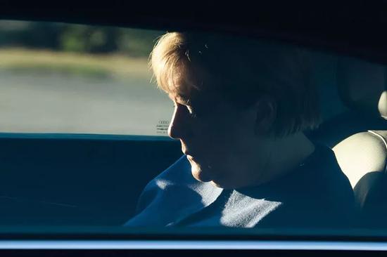 6月30日,德国总理默克尔前往一场会议。