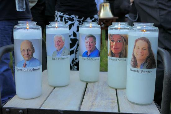 美国社会哀悼被枪杀的五位遇难者。（图：美联社）
