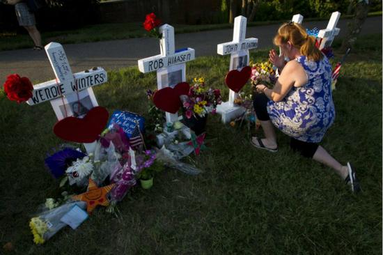 美国马里兰州报社枪击案致5人死亡。图为美国民众为逝者献花。（图片来源：美联社）