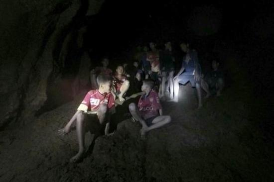 ▲被困泰国清莱府山洞的少年足球队员（7月2日摄）