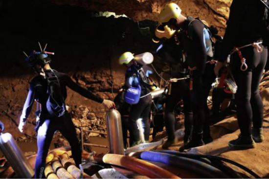潜水员已进入洞穴展开救援工作。（图片来源：《曼谷邮报》）