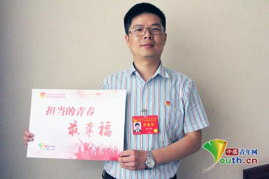 河南省平高集团机械制造事业部车工班长胡中辉点赞“担当的青春最幸福”。中国青年网见习记者 叶婉莹摄