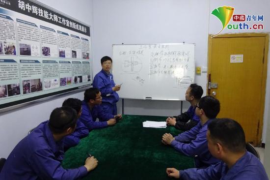 胡中辉(图中站立者)给工作室的成员授课。本人供图