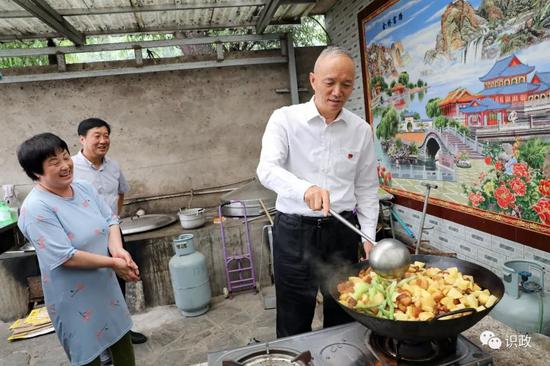 行進途中臨時停車,隨機走進民俗戶大院察看,還幫主人炒菜備餐