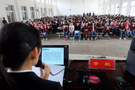 预防未成年人犯罪宣传进学校。图片来源：视觉中国