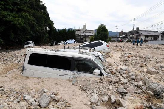 7月11日，在日本广岛吴市天应町地区，道路被泥石流淹没。新华社记者马平摄