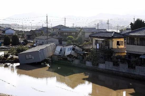 這是7月10日在日本岡山縣倉敷市真備町拍攝的水災現場。（新華社記者馬平攝）