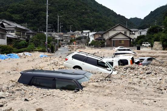 7月11日，在日本广岛吴市天应町地区，道路被泥石流淹没。新华社记者马平摄