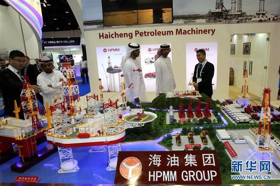这是2015年11月9日，在第十八届阿布扎比石油和天然气国际会议暨展会上，参观者在中国海城石油的展位听介绍。新华社记者 安江 摄