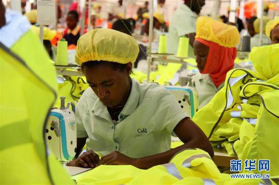 这是2018年4月30日，在卢旺达首都基加利，工人在C&H服装厂制作服装。这家由中国人于2015年开办的C&H服装厂目前共有1200名工人，全部为卢旺达人。新华社记者 吕天然 摄