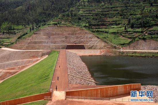 这是2018年2月16日拍摄的中国地质工程集团有限公司在卢旺达北方省鲁林多区建设的灌溉大坝。新华社发