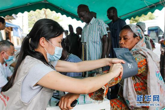这是2015年5月3日，在塞内加尔首都达喀尔，中国援塞医疗队为当地人看诊。新华社记者 李京 摄