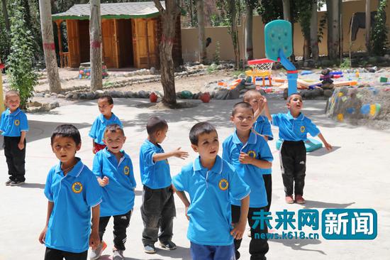 2018年7月，“脱贫攻坚”在行动一行来到新疆塔什库尔干县皮勒村，图为皮勒村幼儿园的孩子们。未来网记者 巩帅 摄
