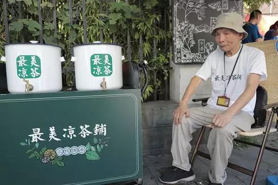 △在中国美术学院公益改造计划志愿者的帮助下，凉茶摊披上了新装。