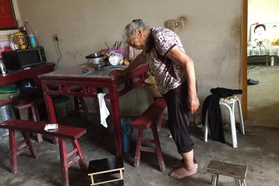 村里的邻居周婆婆今年84岁，丈夫早逝，儿女在外打工，一人在家独居。新京报记者陶若谷 摄