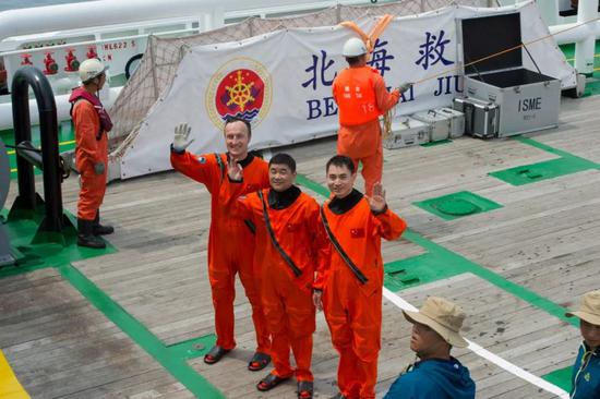 2017年8月，马天在山东烟台训练时与中国航天员合影。（照片由欧航局提供，Stephane Corvaja摄）