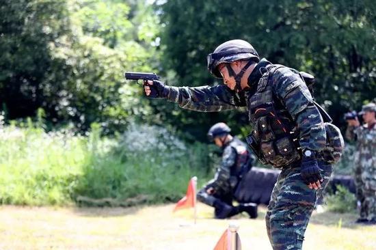 胡海峰慰问浙江丽水官兵:当好绝对听党指挥排