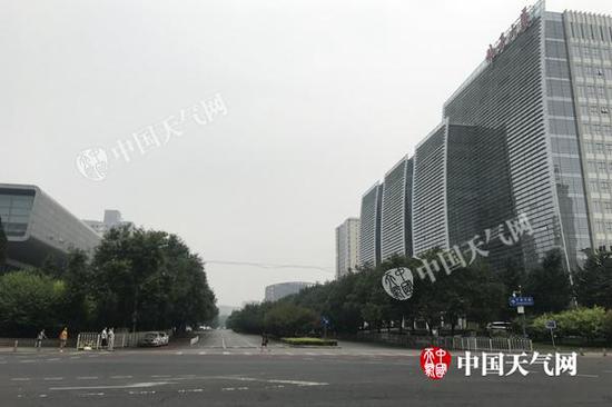 1533598057116072089.jpg 今天清晨,北京天空阴沉,体感较为凉爽。