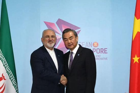 ▲8月3日,中国国务委员兼外交部长王毅(右)在新加坡出席东亚合作系列外长会议期间与伊朗外长扎里夫举行双边会见。(新华社)