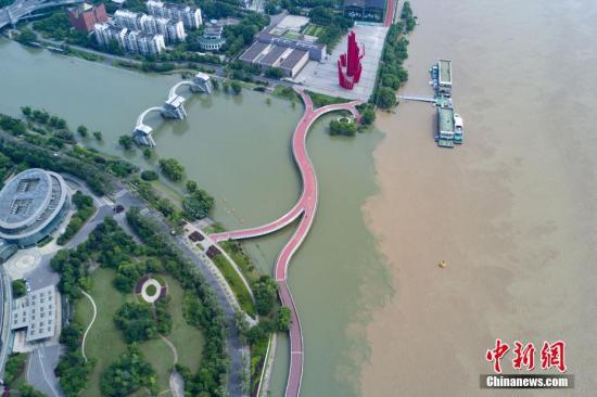 资料图:航拍长江与南京秦淮河交汇处,江水与河水“泾渭分明”。中新社记者 泱波 摄