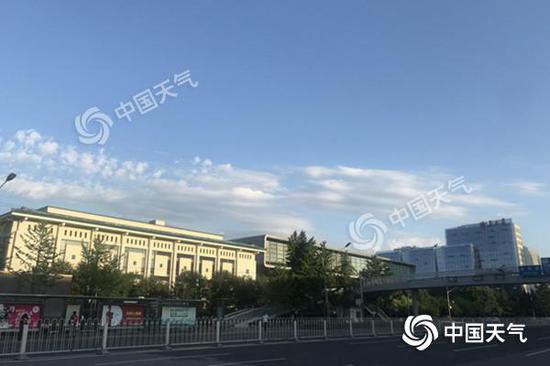 今天清晨，北京再现蓝天白云的晴好天气，适宜户外活动。（潘煜/摄）