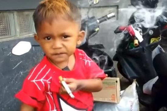 印尼两岁男孩一天抽40支烟 抽不到就大发雷霆(图)