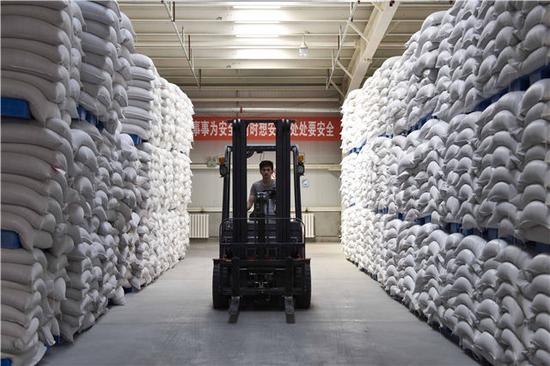 在新疆阿拉山口爱菊秦疆食品有限公司,工作人员准备搬运从哈萨克斯坦进口的面粉(7月4日摄)。新华社记者赵戈摄