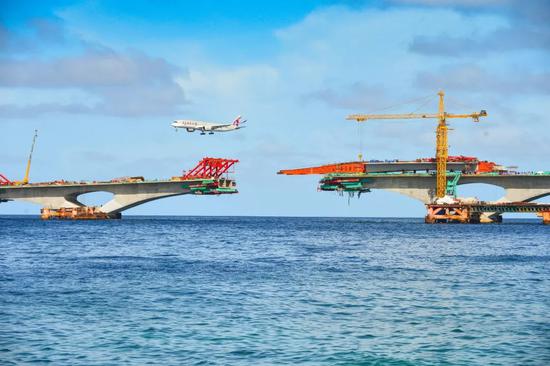 △2018年6月24日，位于马尔代夫的中马友谊大桥主桥20号墩至21号墩之间的钢箱梁正在顶推。