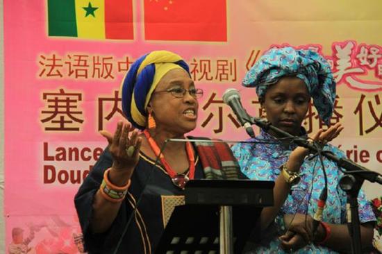 &uarr;2013年 12月11日，《媳妇的美好时代》法语版首播仪式在塞内加尔国家大剧院举行，图为配音演员在介绍自己在电视剧《媳妇的美好时代》中的角色。 新华社记者 邰剑秋摄