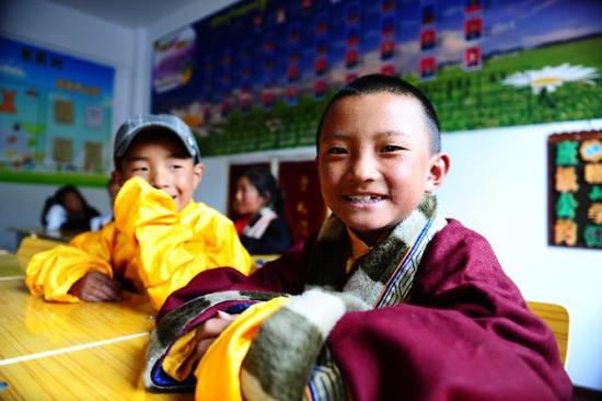 &uarr;2012年7月22日，玉树州称多县中刚友谊小学二年级学生在教室内。 新华社记者 张宏祥摄
