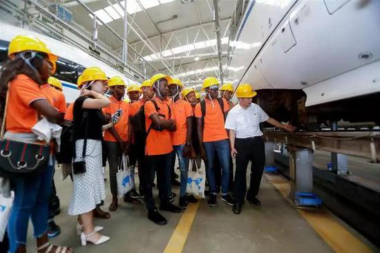 ▲8月29日，西安北站工作人员给尼日利亚留学生们讲解高铁构造。闫浩 摄