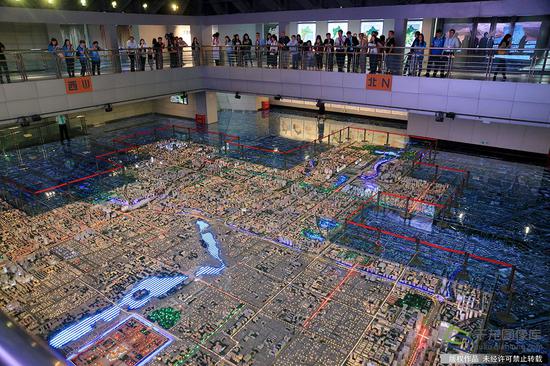 中外记者观北京中轴线感受古都风貌