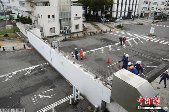 圖爲日本名古屋港口附近的防波堤被關閉。