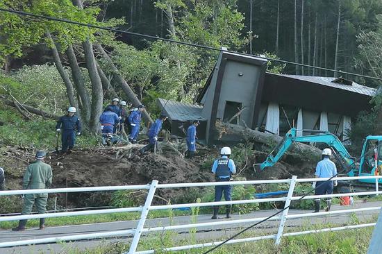 9月6日,在日本北海道,警察和救援人员搜寻幸存者。新华社/法新