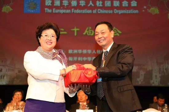 联会执委廖宗林向曹燕灵交接会印