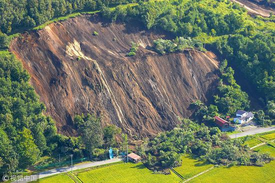 强震造成大面积山体滑坡，房屋被埋。（图片来源：视觉中国）