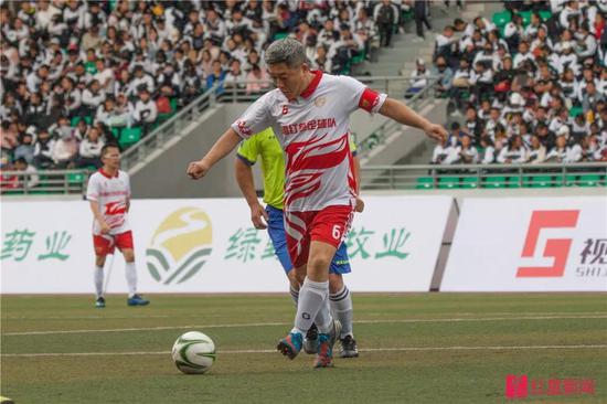 ▲红色足球队队员、著名足球评论员刘建宏在赛场上。