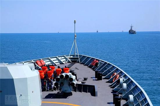 图为黄山舰驶离达尔文港开始联演海上阶段演习。（来源：国防部网站）