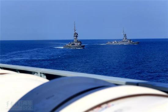 图为黄山舰与新加坡及澳大利亚军舰组成红方第二编队。（来源：国防部网站）